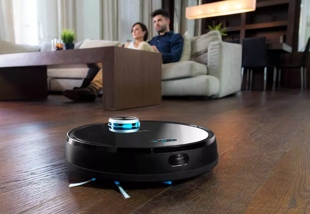 robot vacuum with cleaning station